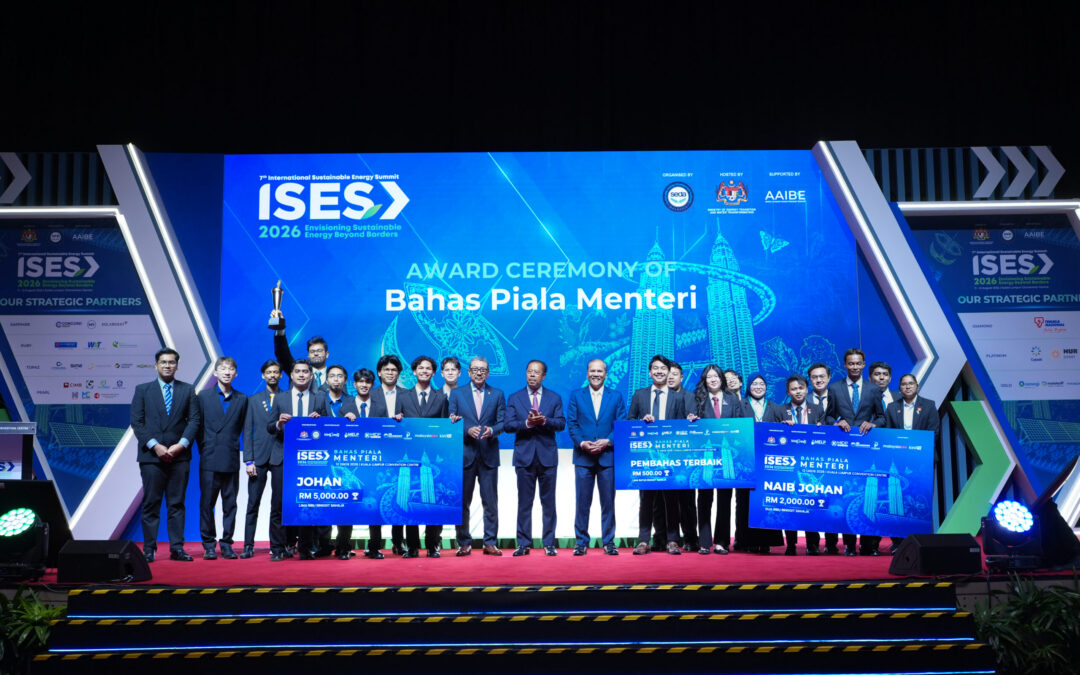 Dua pelajar UTM rangkul Johan dan Naib Johan Bahas Piala Menteri 2026